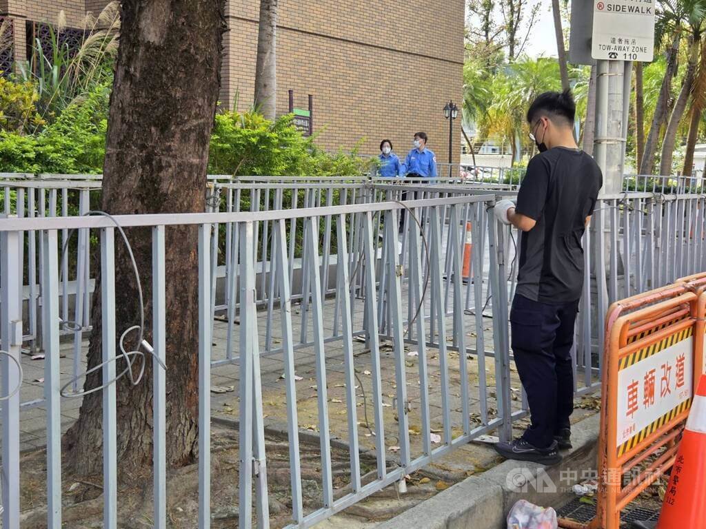 台北地方法院審理京華城、柯文哲政治獻金案等四大案，26日下午2時30分宣判，警方已於北院周邊設置護欄等阻材。中央社記者謝君臨攝 115年3月26日