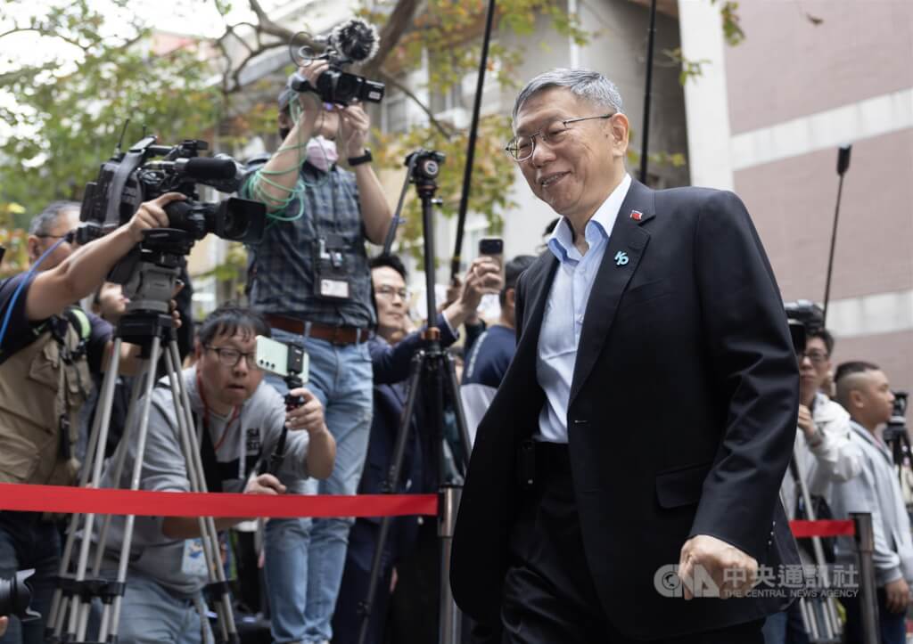 台北地方法院26日下午將對京華城、政治獻金等案進行宣判，前台北市長柯文哲（前右）抵達現場。中央社記者趙世勳攝　115年3月26日