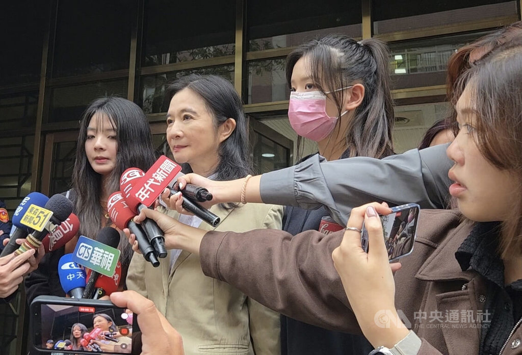 國民黨台北市議員應曉薇（左2）涉貪案，一審遭判15年6月，北院26日裁定加保新台幣3000萬元，應曉薇在候審室待了一夜後，27日下午終於籌到錢、完成辦保手續，在女兒陪同下離開北院。中央社記者謝君臨攝　115年3月27日