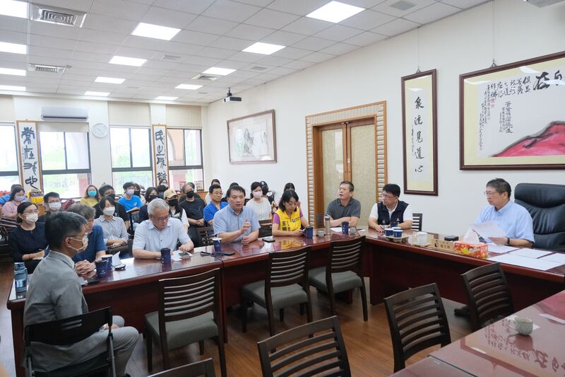 新竹縣義民高級中學疑不當解聘10名教師案，新竹縣長楊文科（右）6日邀校方與遭解聘教師共同協調，但校方卻無人出席，僅委由家長會長到場，不僅讓老師們無法接受，楊文科也對此感到不滿。 圖：新竹縣政府提供