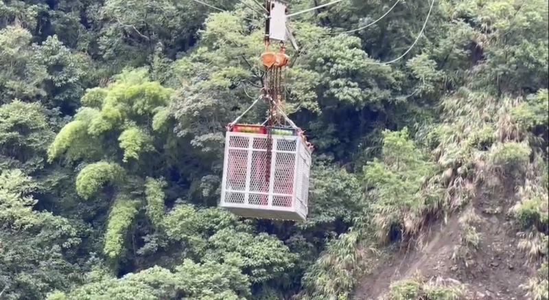高雄市桃源區明霸克露橋鋼便橋近日再被沖斷，桃源區長杜司偉表示，上次明霸克露橋斷時也利用流籠協助物資交換接駁，6日有農友將80籃龍鬚菜以流籠運送，今年是首度嘗試。 圖：高雄市政府原民會提供