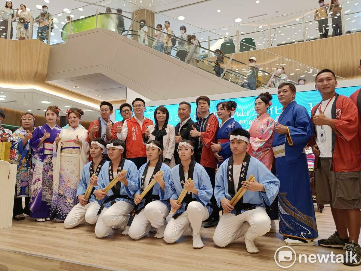 主辦單位今日下午在台中東區LaLaport北館一樓舞台，舉辦嵯峨商店家見面會。 唐復年/攝