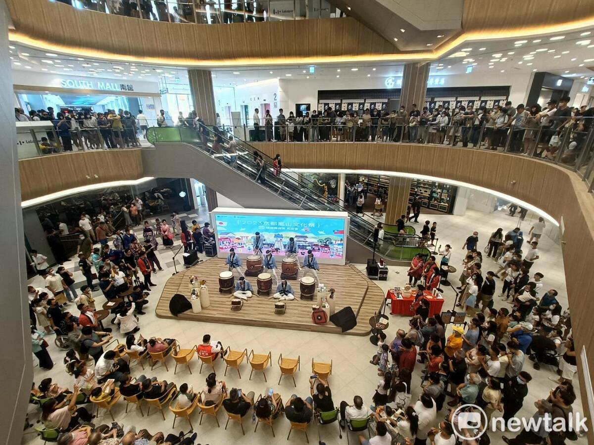 主辦單位今日下午在台中東區LaLaport北館一樓舞台，舉辦嵯峨商店家見面會，吸引不少消費者駐足觀賞。 唐復年/攝