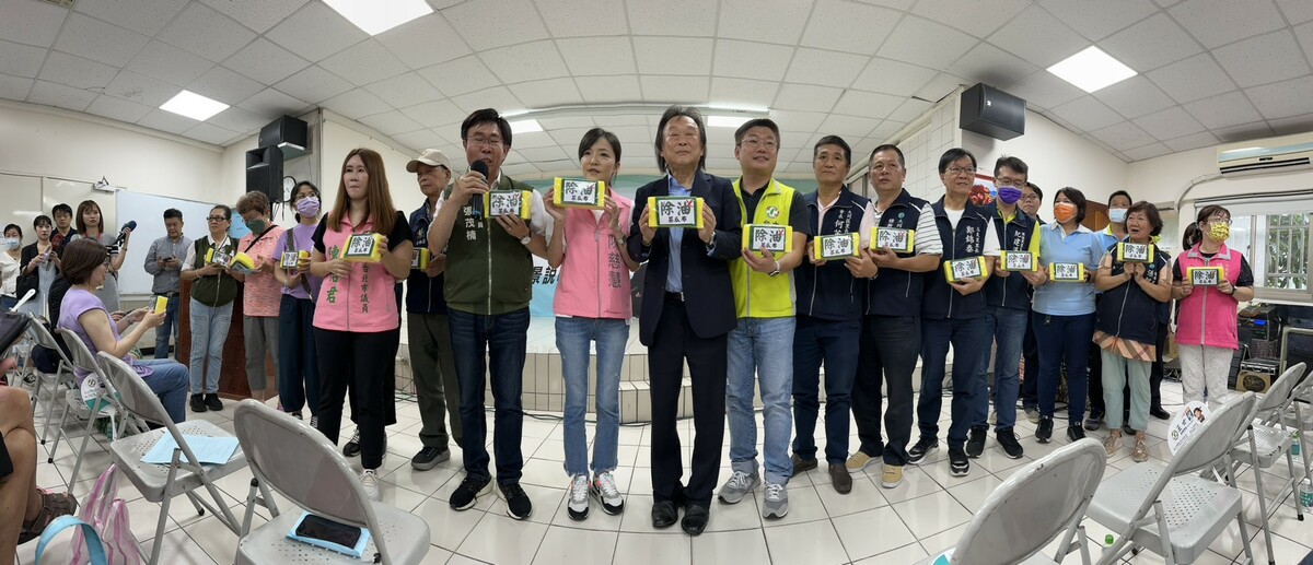 民進黨立委參選人王世堅昨（5）日前往士林舉辦造勢活動，現場安排民進黨議員、里長致贈「除油菜瓜布」，遭國民黨籍對手游淑慧批評「一把年紀了，還玩這種不入流的小把戲」。 圖：翻攝自王世堅臉書