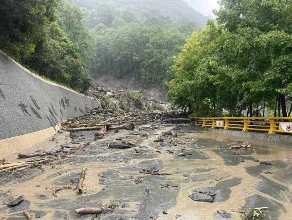 南投縣仁愛鄉奧萬大國家森林遊樂區外圍道路因土石 流中斷。 圖：農村水保署南投分署／提供