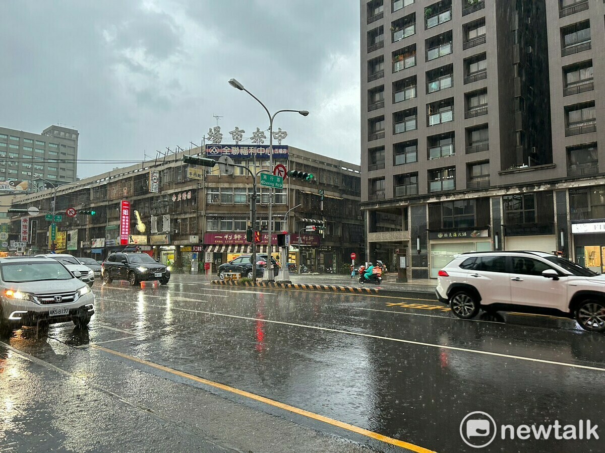 明(7)日仍受到西南風影響，台灣南部地區及中部山區有局部短暫陣雨或雷雨，易有局部大雨發生。 圖：林岑韋／攝（資料照）