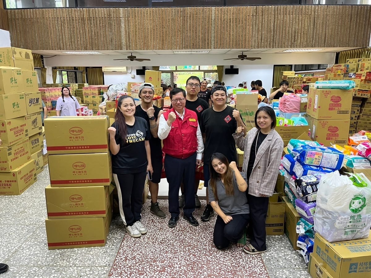 行政院副院長鄭文燦繼今（6）日前往南投縣仁愛鄉瞭解災情，並慰問災民。 圖：行政院提供