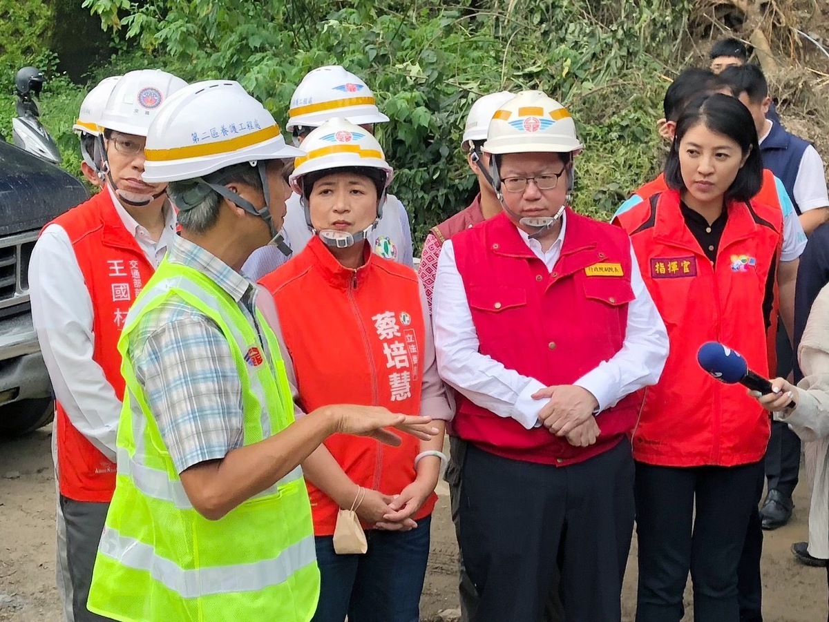 行政院副院長鄭文燦、交通部長王國材等人至災區了解情況。 圖：行政院提供