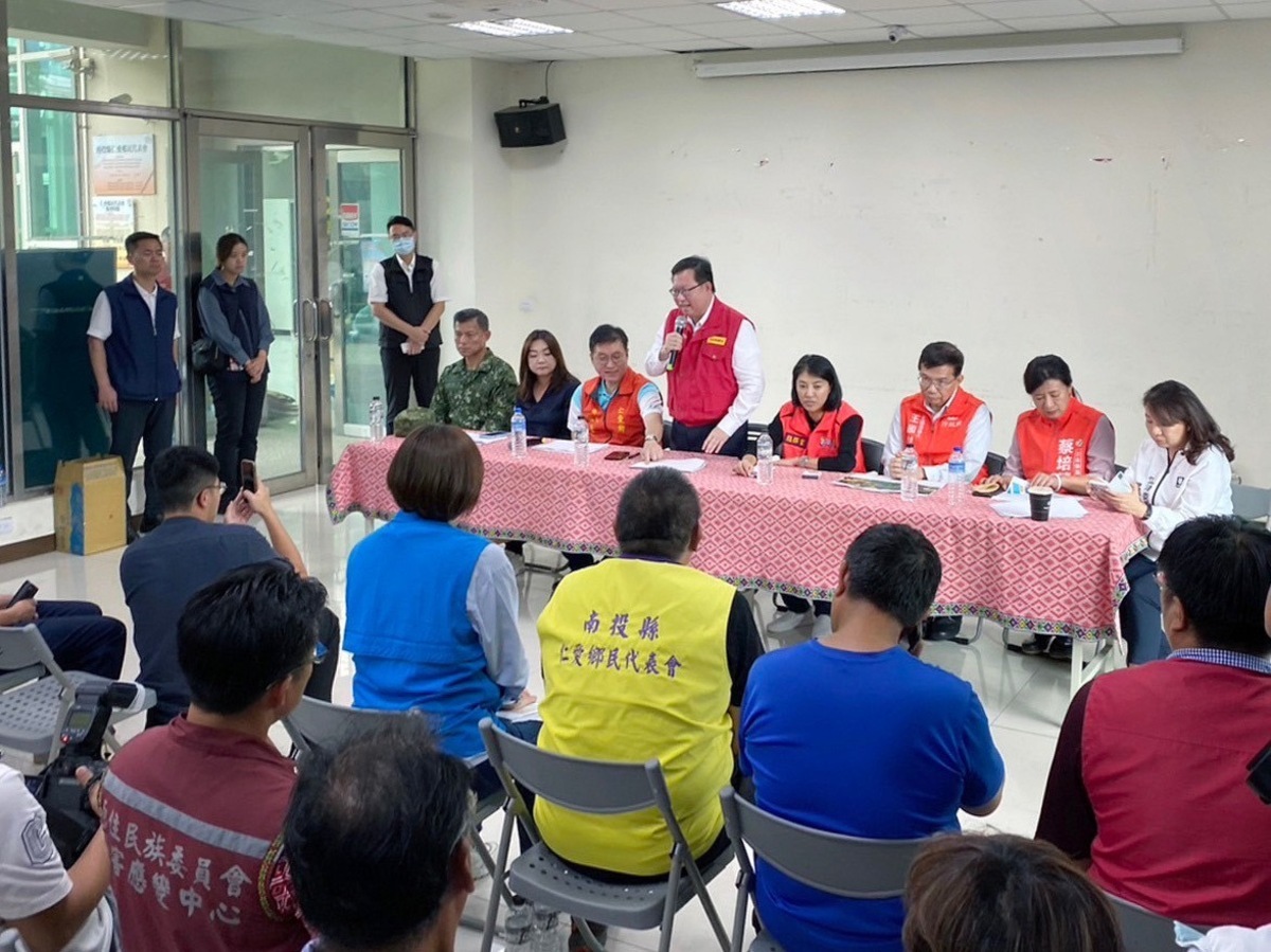 鄭文燦聽取救災進度，並作出相關指示。 圖：行政院提供