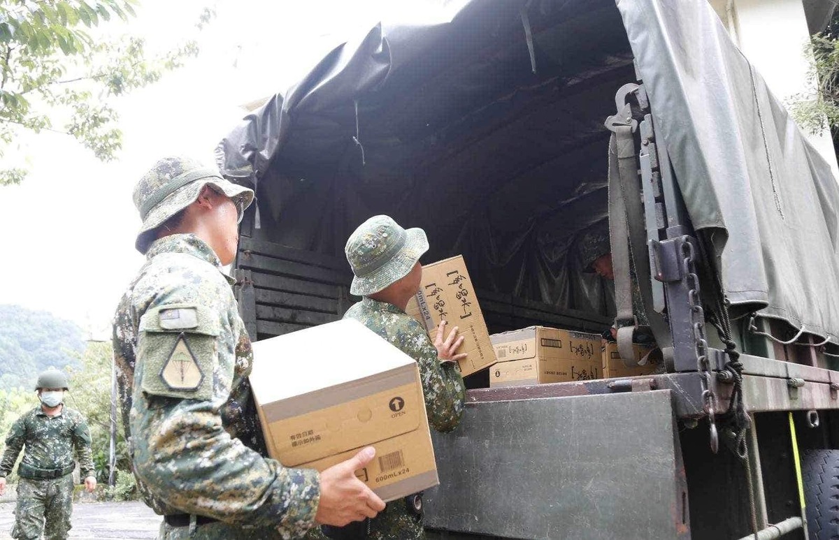 國軍將救災物資載運至各村落，提供物資給受災民眾。 圖：翻攝自蔡英文臉書