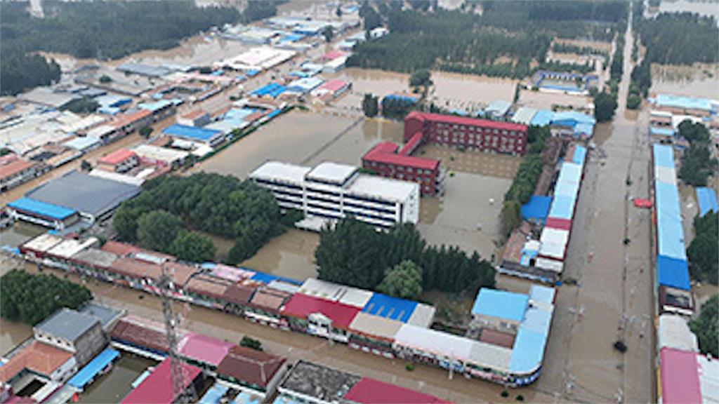 霸州47個蓄滯洪區，承接源自北京的大清河洪水淪為一片汪洋，許多民眾因此無家可歸。 圖：翻攝「霸州發布」微信