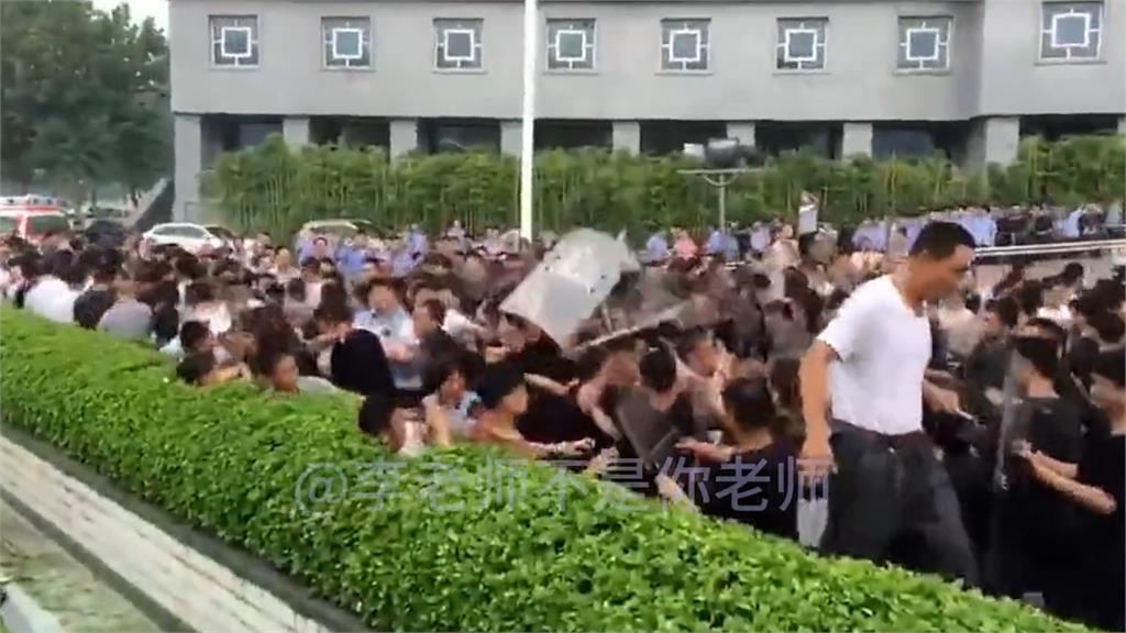 一批黑衣人手持警用防暴盾牌將民眾暴打一頓。 圖：翻攝「李老師不是你老師」推特