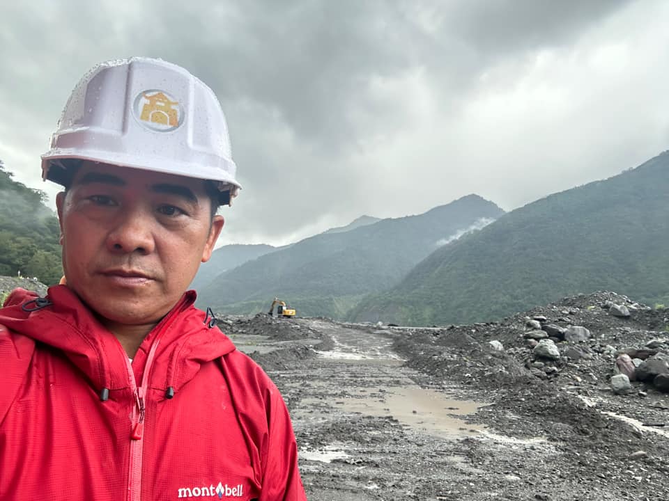 高雄市桃源區復興、拉芙蘭、梅山等3個里大雨不斷，交通嚴重受創，但當地議員高忠德表示，部落與居民安好，區公所備戰物資也還沒發放，希望外界別誤會。 圖：翻攝自高忠德臉書