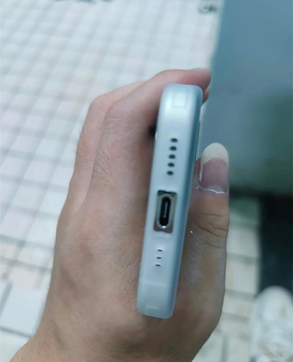 近日竟傳出有中國工廠流出的iPhone 15 Pro實機照，顯示接口、鏡頭、靜音鍵等３大設計的改變。 圖：翻攝自《CNMO中國》