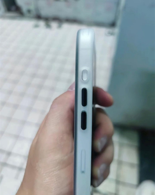 近日竟傳出有中國工廠流出的iPhone 15 Pro實機照，顯示接口、鏡頭、靜音鍵等３大設計的改變。 圖：翻攝自《CNMO中國》
