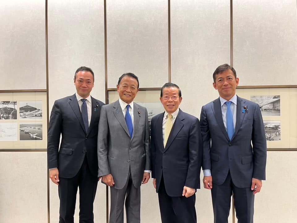 日前首相麻生太郎（左2）率眾議員鈴木馨祜（左1）、中西健治（右1）訪台，駐日代表謝長廷親自送機。 圖：取自謝長廷臉書。