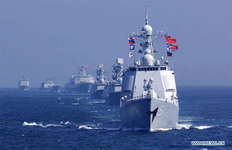 中國及俄羅斯聯合艦隊於今年八月初航經美國阿拉斯加州阿留申群島附近海域，美軍派出 4 艘驅逐艦及 1 架軍機監視，保障領土安全。 圖：翻攝自推特@sentdefender
