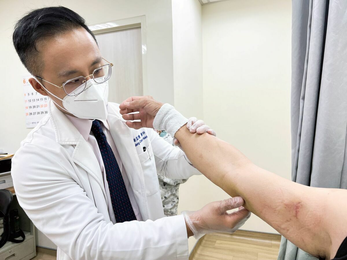 謝孟謙(左)表示傷患術後一週出院，手傷復原良好。 圖：高雄市立大同醫院提供