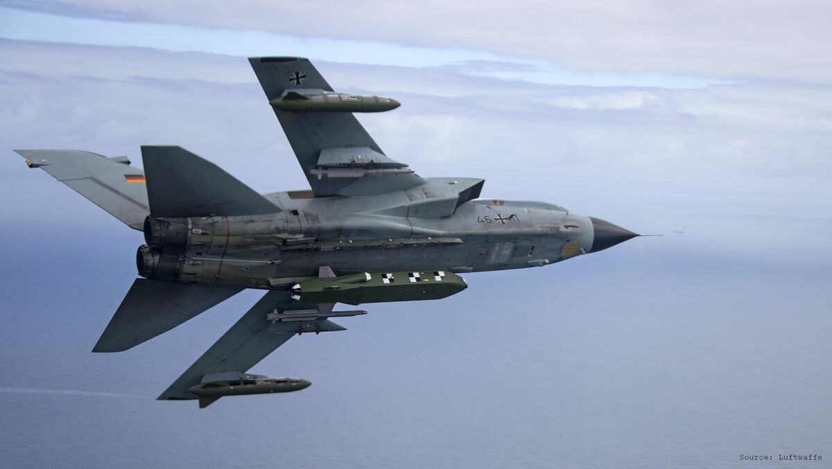 金牛座巡弋飛彈被設計掛載於龍捲風戰機（Tornado）、歐洲颱風戰機（Eurofighter Typhoon）上。圖為龍捲風戰機掛載著一枚金牛座飛彈進行測試。 圖：翻攝自德國空軍