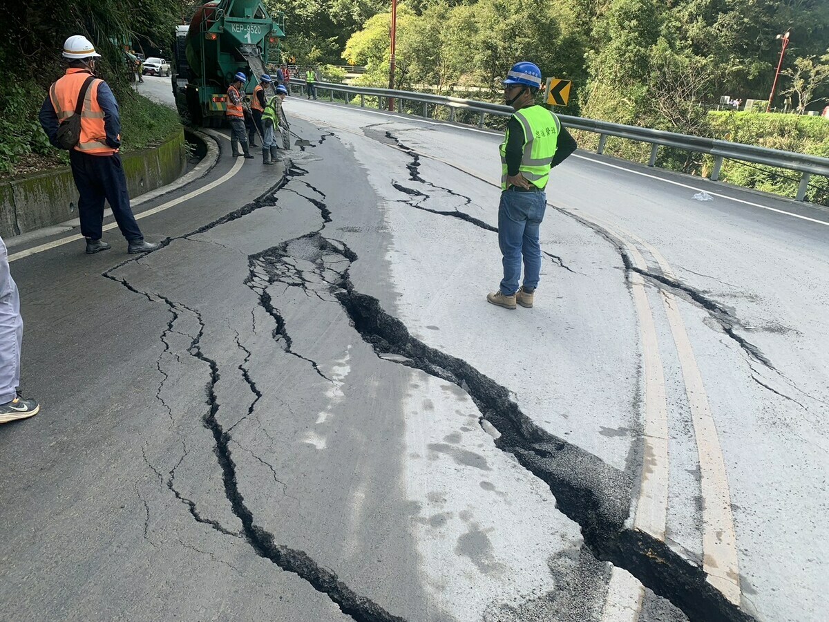 今(7)日台14線埔霧公路75.9k忠勇橋路段，因引道路基掏空路面龜裂下陷。 圖：交通部公路總局／提供