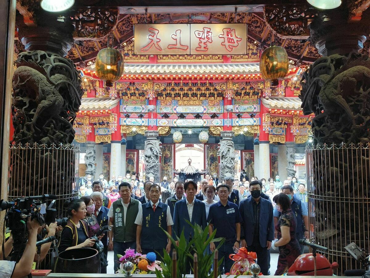民進黨總統參選人賴清德（中）前（5）天和民進黨立委余天（右1）、立委參選人李坤城（右2）前往三重義天宮祈福。 取自：三重義天宮臉書粉專。