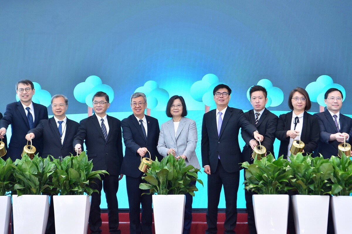 由行政院國家發展基金和台灣證券交易所共同成立的台灣碳權交易所今（7）天正式揭牌！ 圖：擷自陳建仁臉書