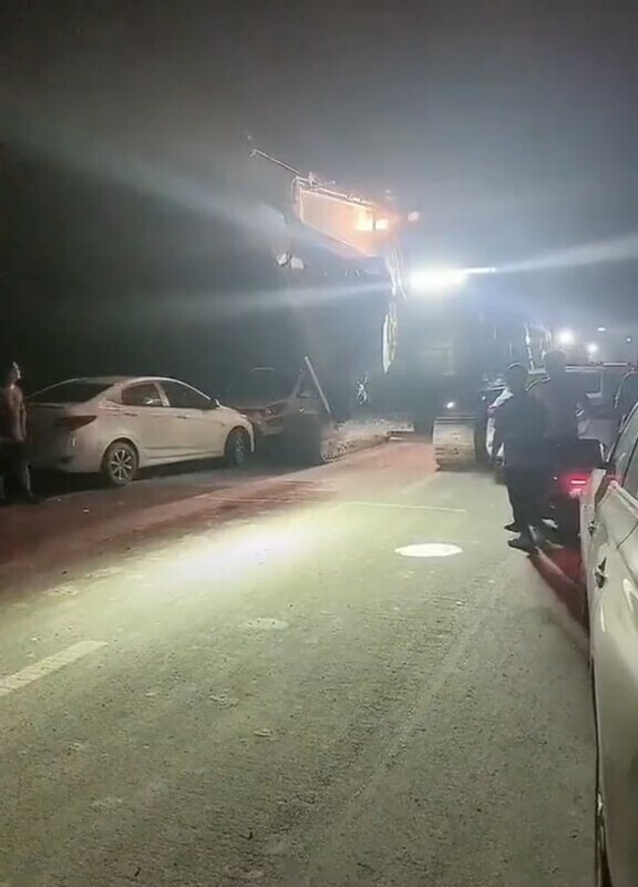 中國政府派人試圖在沒有任何泄洪文件和批准的情況下，偷挖靠近112 國道的水壩泄洪，被當地民眾發現並阻止。 圖：翻攝自李老師不是你老師推特