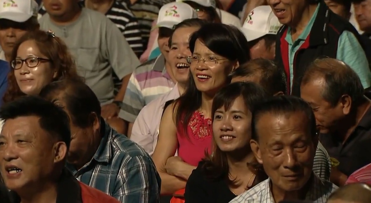 媽媽樂樂團表演時，大會攝影機正好拍到台下畫面 圖：翻拍自民進黨YouTube