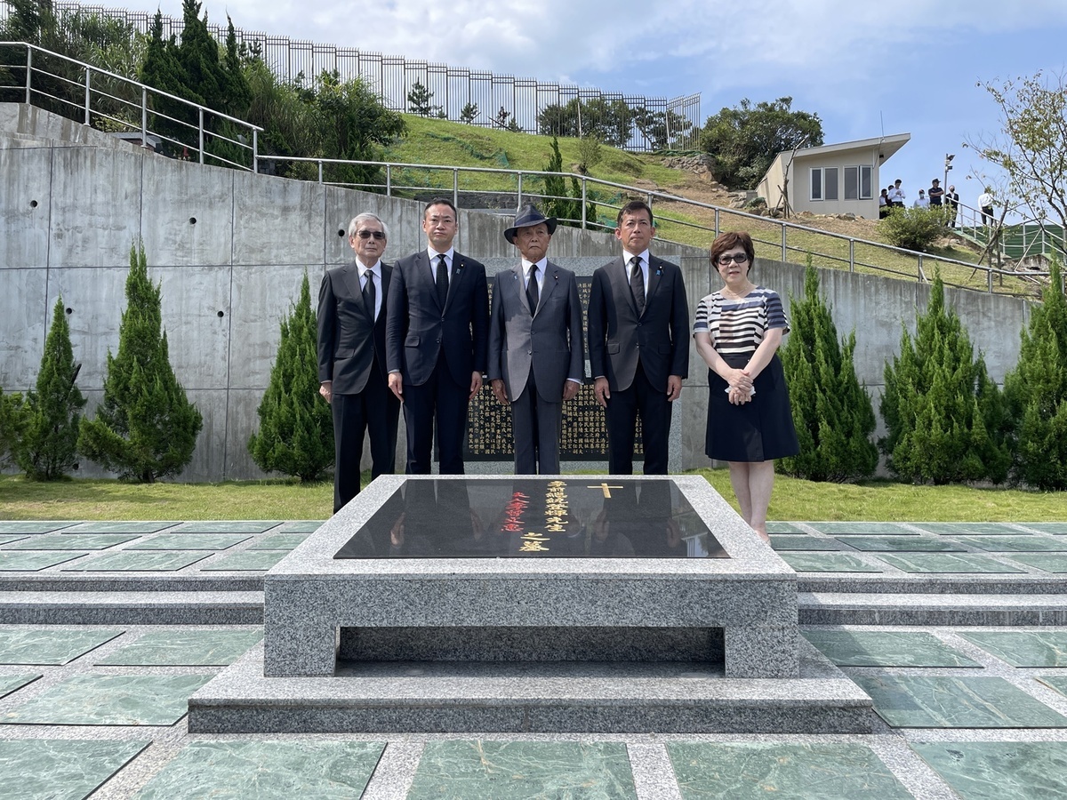 日本前首相麻生太郎(中)7日前往五指山李登輝墓前弔唁 圖：李登輝基金會/提供