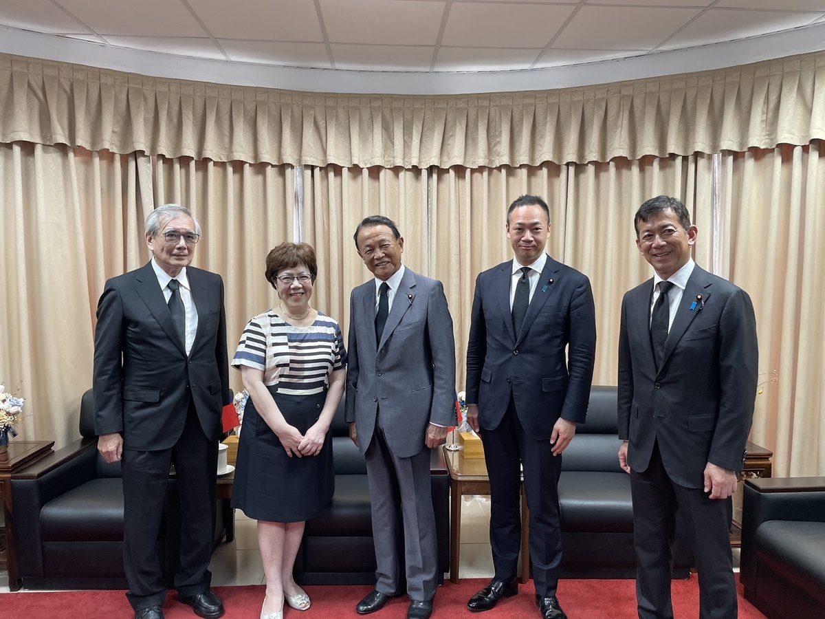 日本前首相麻生太郎(中)7日前往五指山李登輝墓前弔唁 圖：李登輝基金會/提供