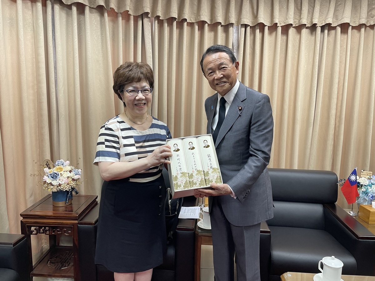 日本前首相麻生太郎7日前往五指山李登輝墓前弔唁 圖：李登輝基金會/提供