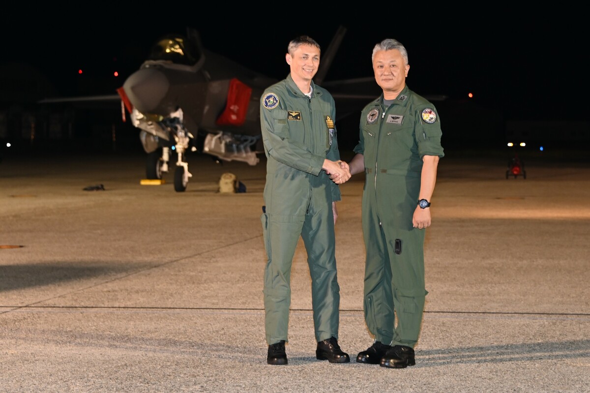 義指揮官與日指揮官合照。 圖：翻攝自義大利空軍X平台