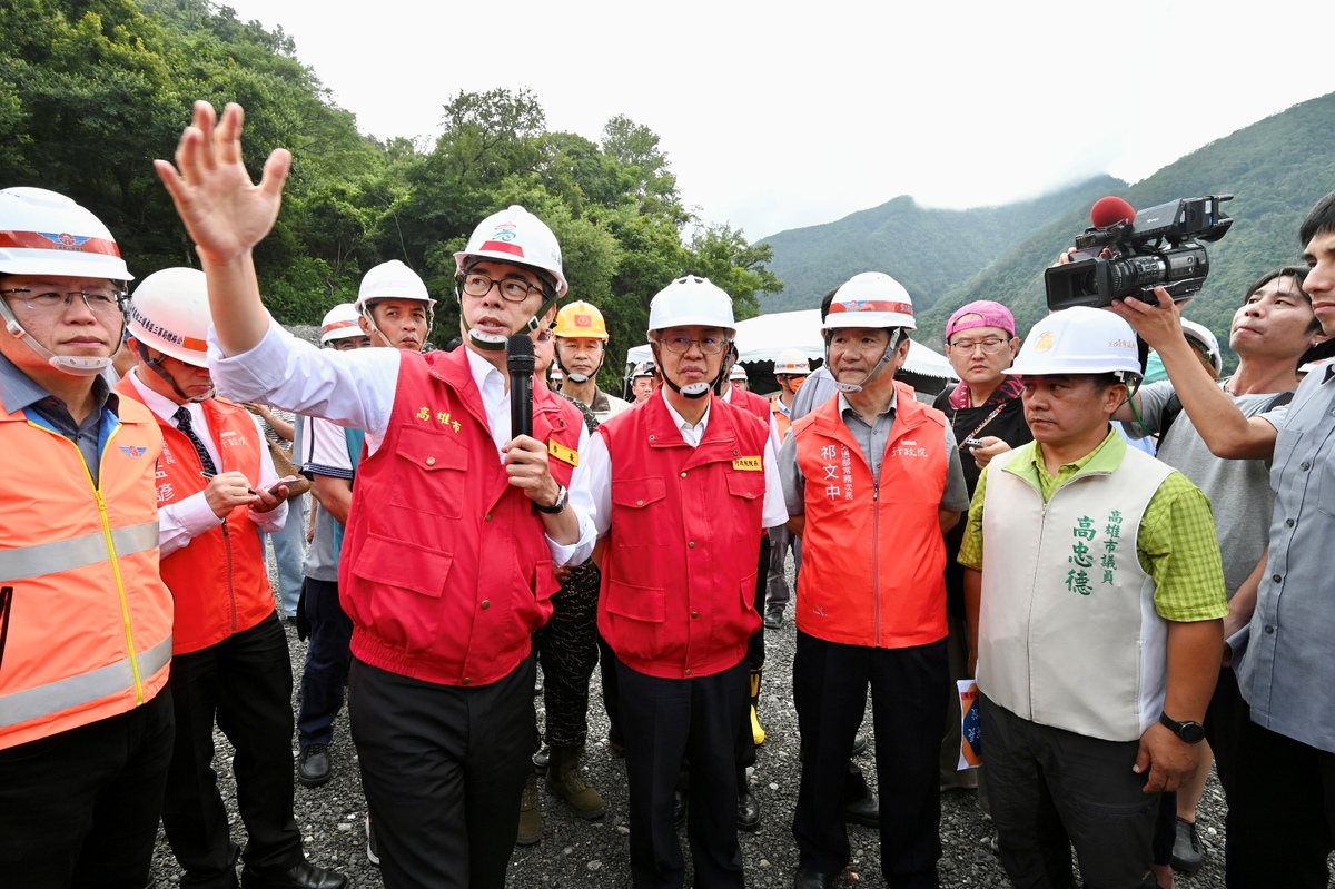 陳其邁(左二)陪陳建仁(中)視察明霸克露橋搶修。 圖：高雄市政府提供