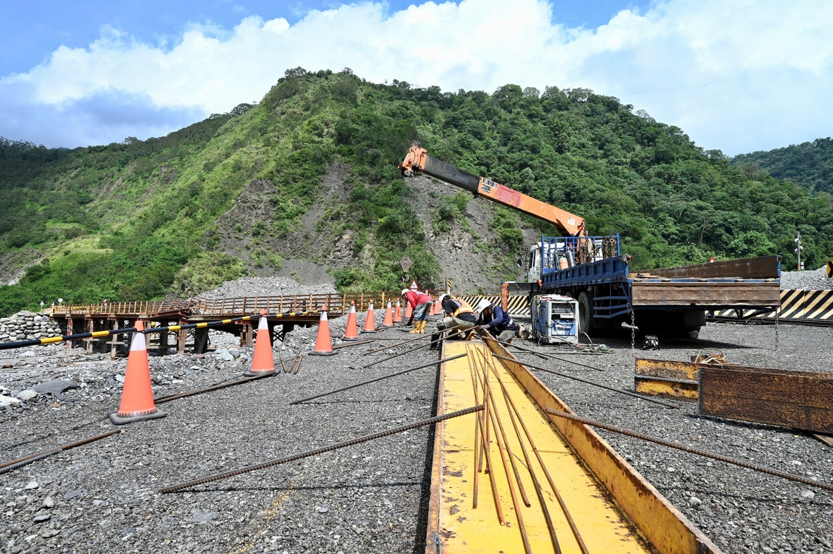 明霸克露橋河床涵管便道再被土石流淹沒。 圖：高雄市原民會提供（資料照）