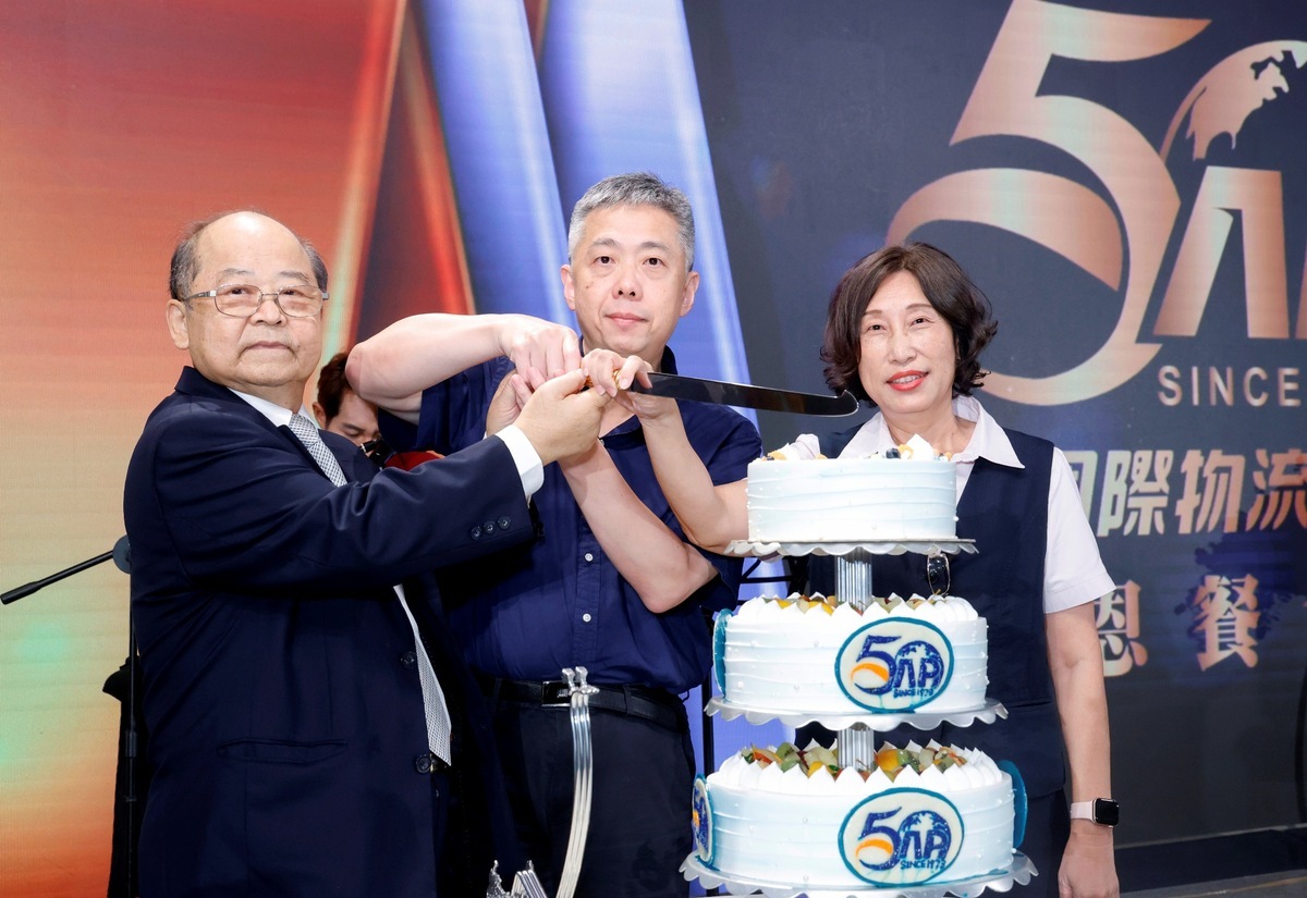 陳柏廷(中)、黃福田(左)與姚秀林合切蛋糕。 圖：亞太國際物流集團提供