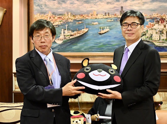 陳其邁(右)贈送「高雄熊」予辻成尚。 圖：高雄市教育局提供