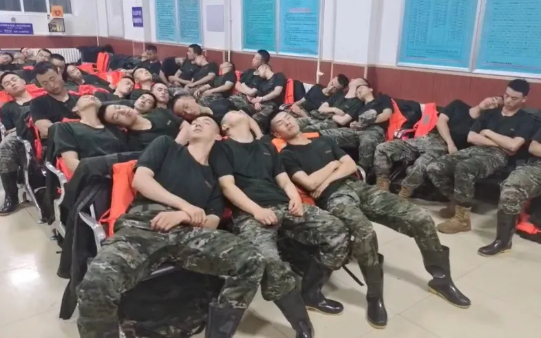 《北京日報》放出中國武警協助門頭溝救災後在車站內睡覺的照片，反遭網友質疑救災完的武警衣著怎麼可能這麼乾淨，直呼這是「網紅軍」。 圖：翻攝自北京日報
