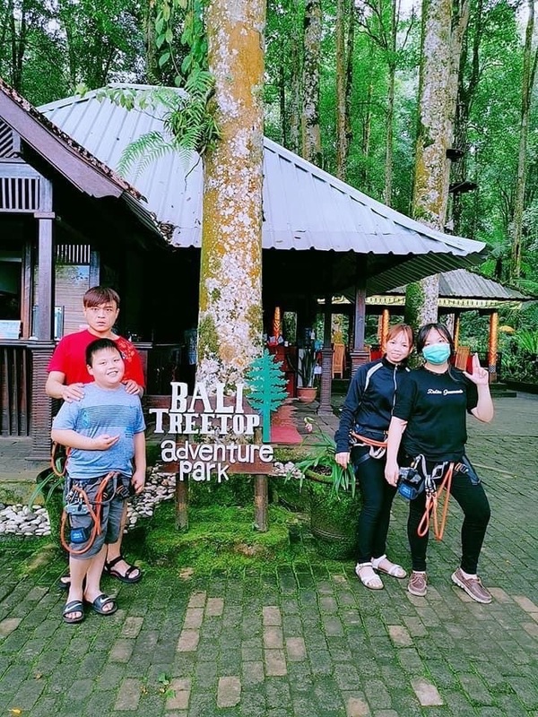 陳業芳女士（右2）家人合照。 圖：移民署提供