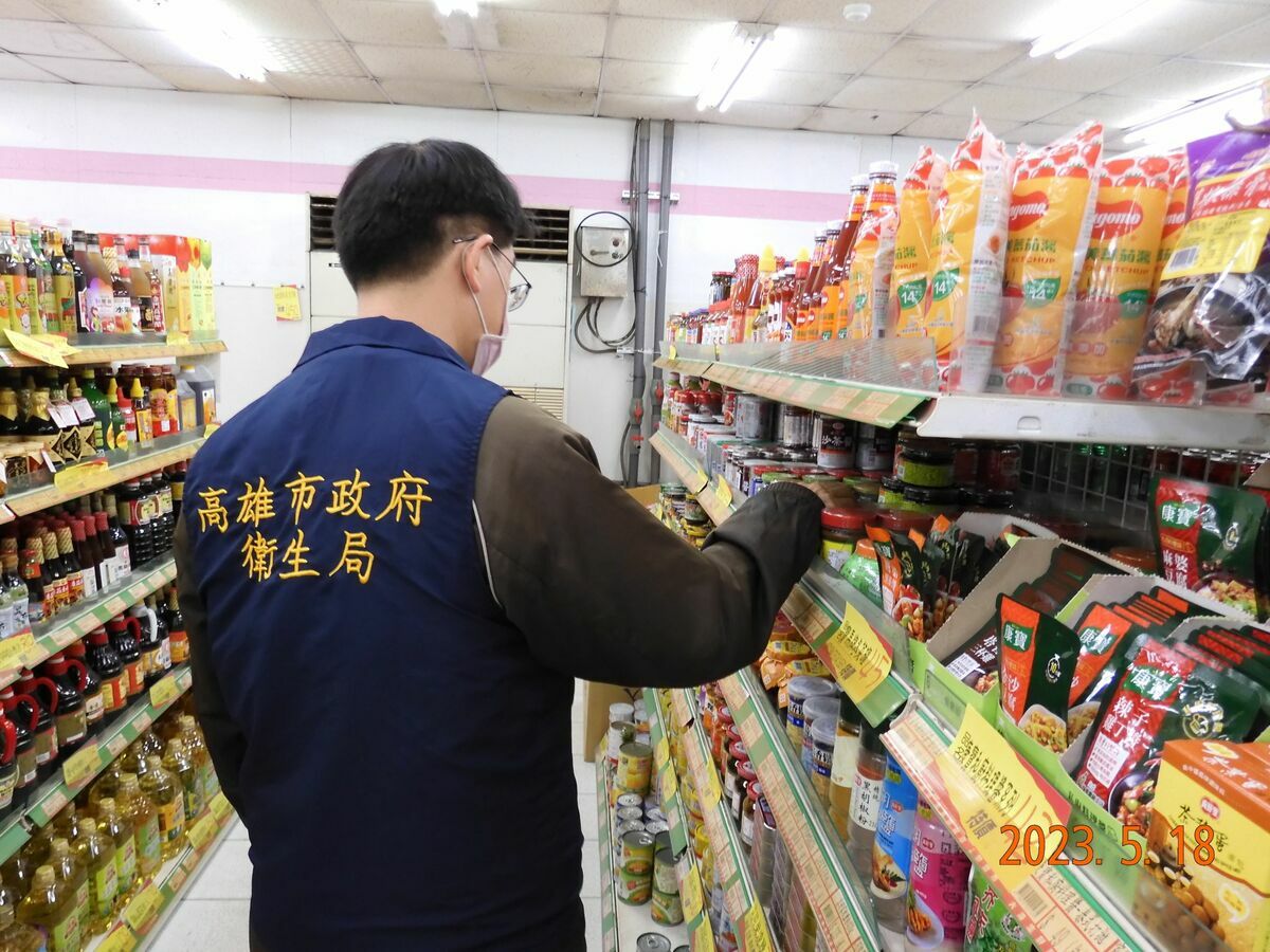 無預警抽驗市售辣椒粉。 圖：高雄市衛生局提供