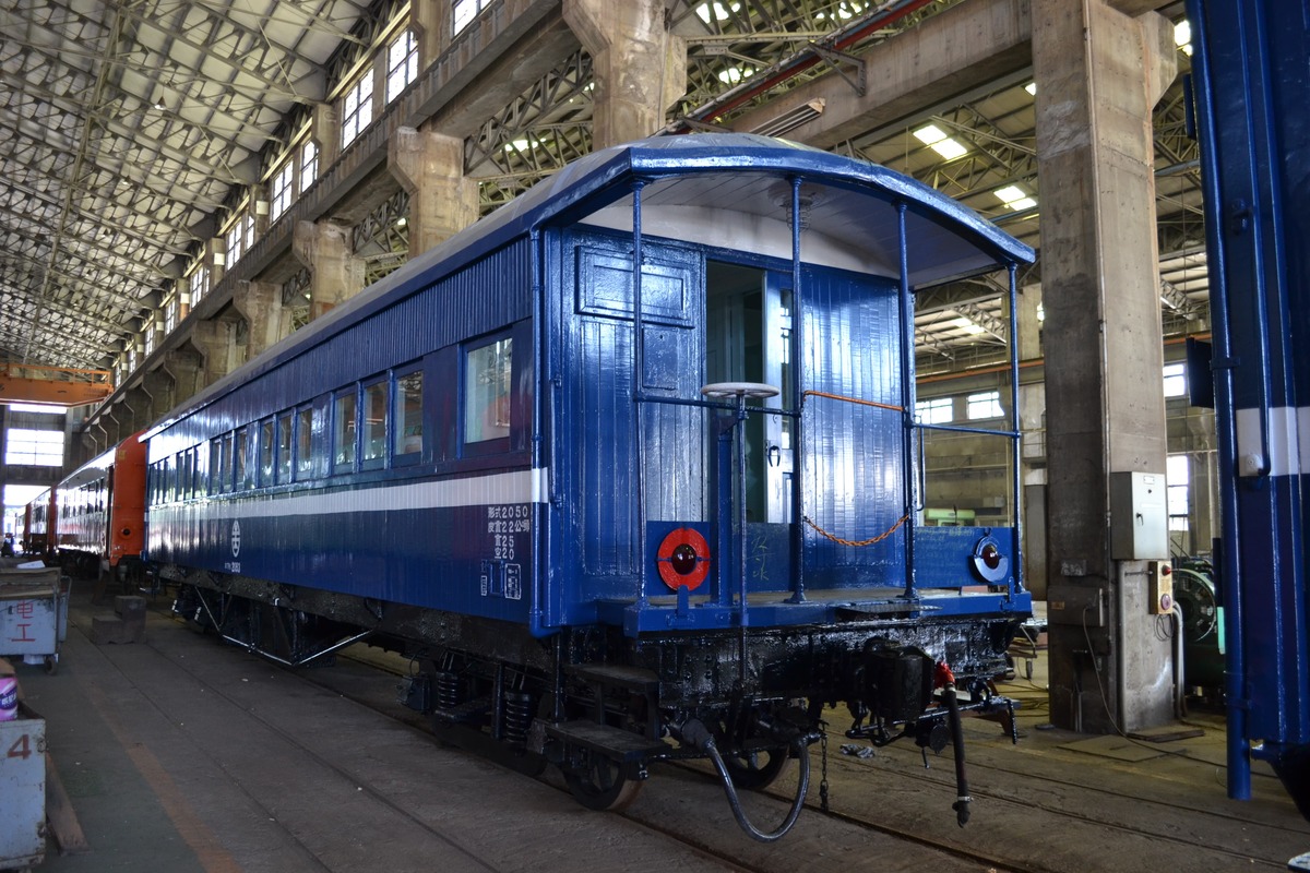 潮州鐵道園區增加百年TPK2053號車廂完成修復，並加入展示行列，讓民眾可以目睹不同於現在電氣化的列車車廂風采。 圖：台鐵局／提供