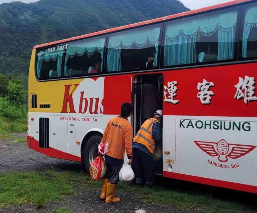 免費接駁公車前往桃源、六龜及旗山等地區。 圖：高雄市原民會提供