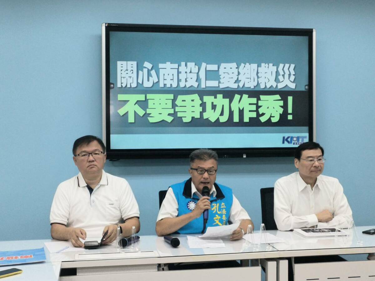 國民黨團上午舉行「關心南投仁愛鄉救災，不要爭功作秀」記者會，總召曾銘宗、立委孔文吉、李德維等人出席。 圖：國民黨團 / 提供