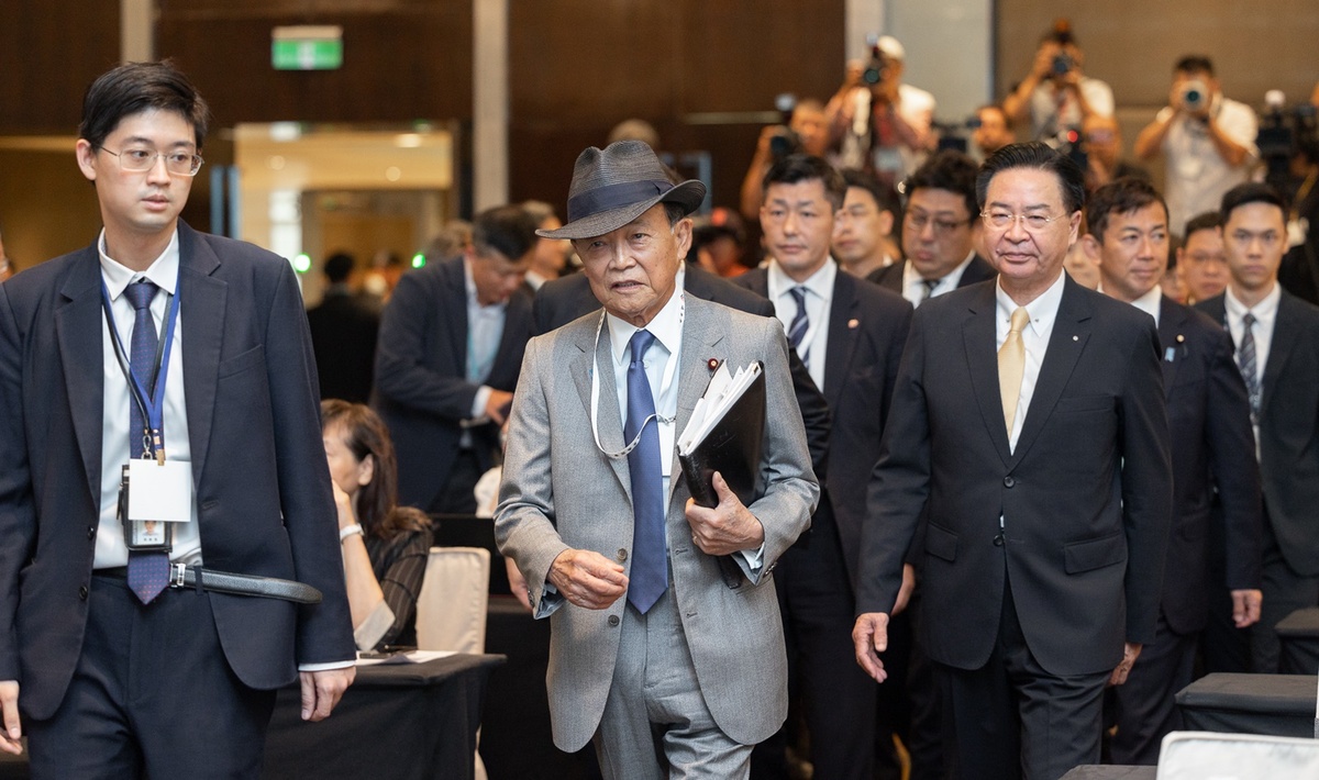 日本前首相麻生太郎8日出席「凱達格蘭論壇-2023印太安全對話」開幕式 圖：總統府/提供
