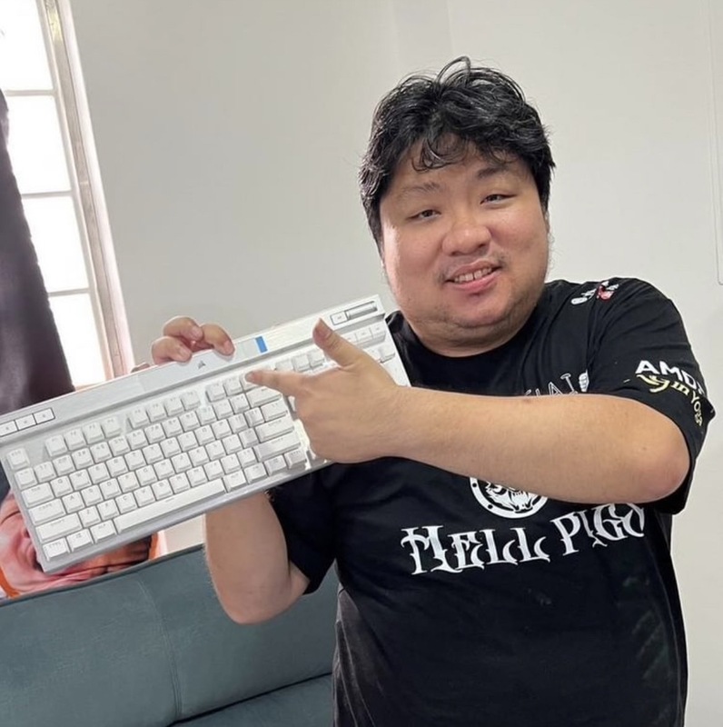 統神自曝自己的戰隊服從開賽以來都沒洗過。 圖：翻攝自亞洲統神IG