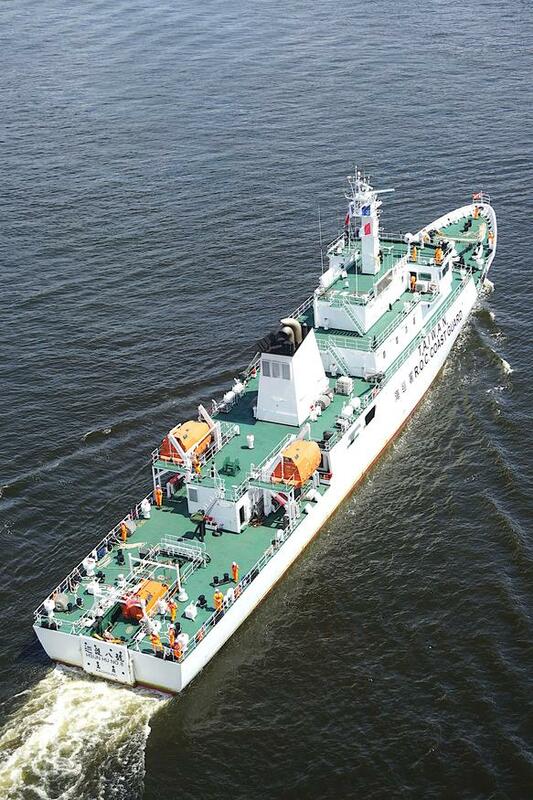 海巡署「巡護八號」遠洋巡護船，8日被目擊通過日本東京都心台場的彩虹大橋，停靠在最核心的晴海碼頭。旅居日本台僑描述，「至少這是我記憶中看到唯一一次我國公務船到達東京」。 圖：翻攝郭元宏臉書