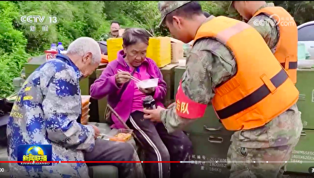 甚至有軍人充當起了店小二，不僅提供食物給居民食用，更戰戰兢兢地在一旁待命，等著隨時遞上調料瓶，無微不至的服侍，值得一個五星好評。 圖：擷取自中官媒《央視》