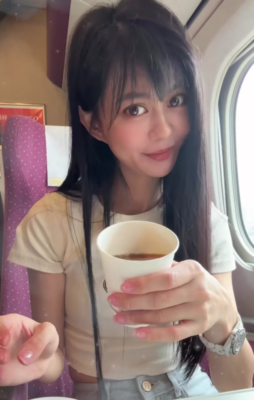 白癡公主挑戰當網美並示範如何泡奶茶。 圖：翻攝自白癡公主IG