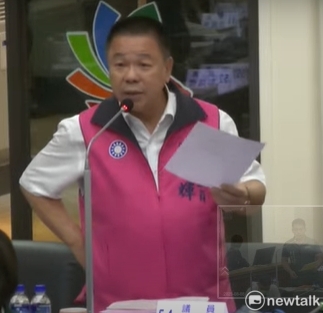 蔡育輝說，黨團全力支持台南鐵路地下化延伸永康可行性研究案，但國發會要求地方政府「空白授權」，若經費不足，將預先苛扣地方預算，還要議會背書，中央的命令怎可抵制地方制度法？預算要花在刀口上，中央政府為何要剝奪議員監督預算的權利？用作業要點限制財政收支劃分法和地方制度法，是嚴重破壞憲政體制。 圖：黃博郎／攝