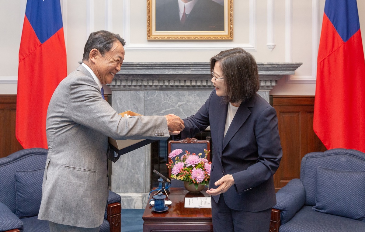 日本前首相麻生太郎8日拜會總統蔡英文 圖：總統府提供