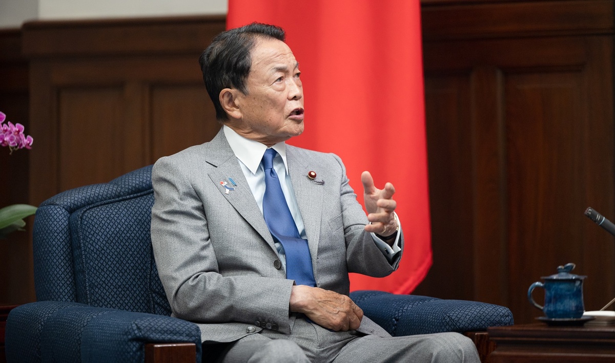 日本前首相麻生太郎8日拜會總統蔡英文 圖：總統府提供